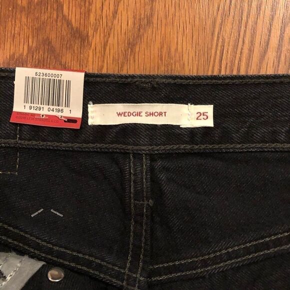 NEW Levi’s Black Embellished Wedgie Shorts 25 - Picture 6 of 7